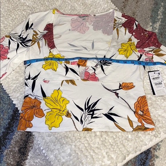 NWT Guess Etched Hibiscus Celina Top L - Picture 8 of 10